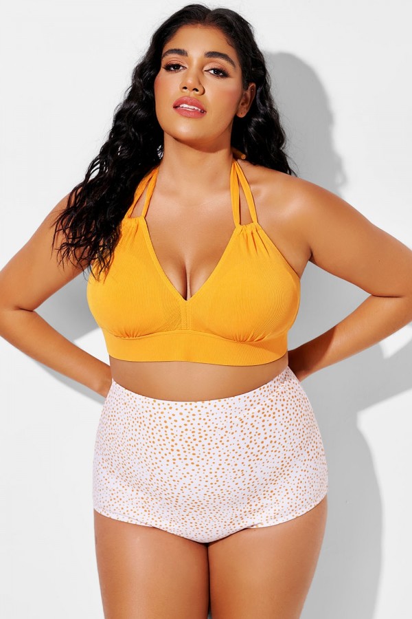 Top de bikini naranja con escote en V y tirantes tipo halter.