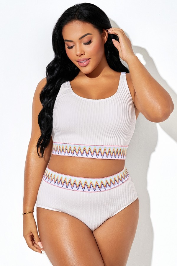 Top de bikini blanco con dobladillo de patrón curvo en forma de V