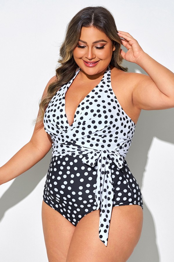 Traje de baño de una pieza tipo halter cruzado con lunares blancos y negros