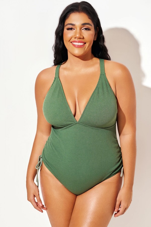 Traje de baño de una pieza verde con escote en V y cordón ajustable en ambos lados.