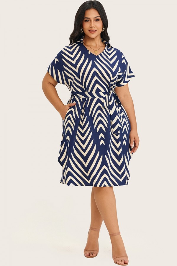Vestido midi azul marino con cinturón y manga dolman con estampado geométrico