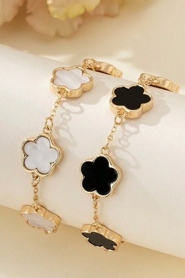 Conjunto de pulseras con flor de trébol de la suerte en blanco y negro