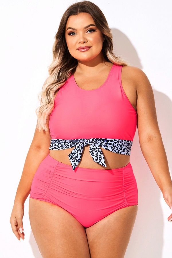 Top de bikini corto anudado con costuras y estampado de leopardo