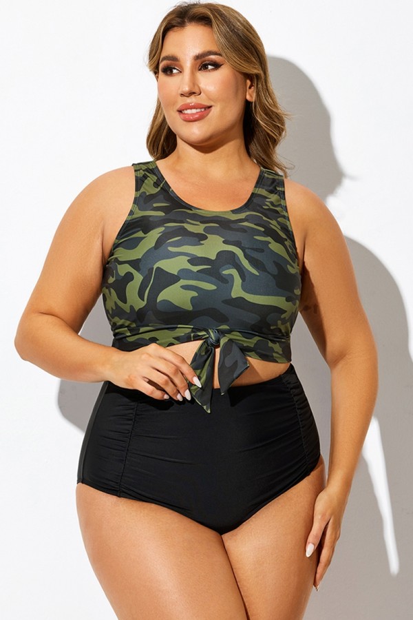 Top de bikini corto anudado con estampado de camuflaje verde