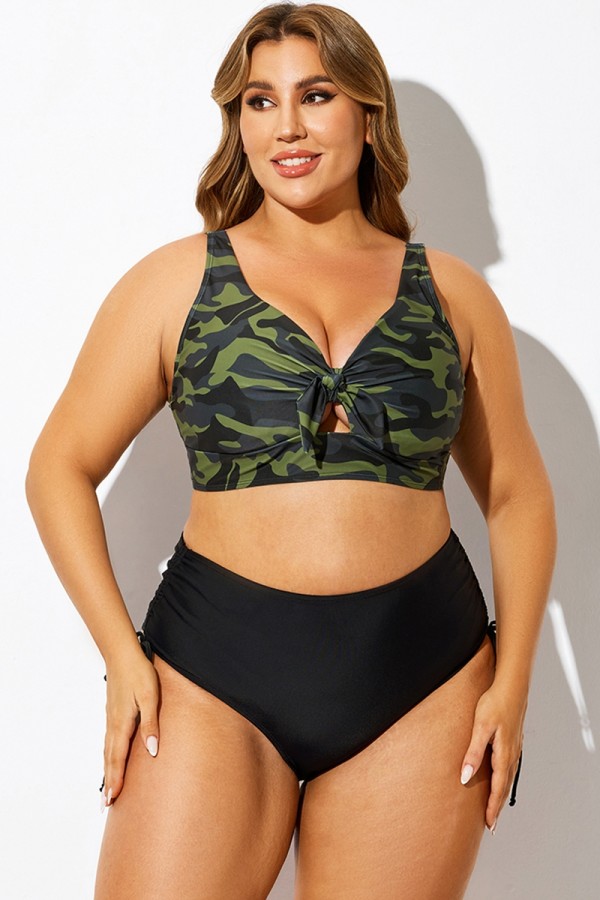 Top de bikini fruncido con nudo y estampado de camuflaje verde