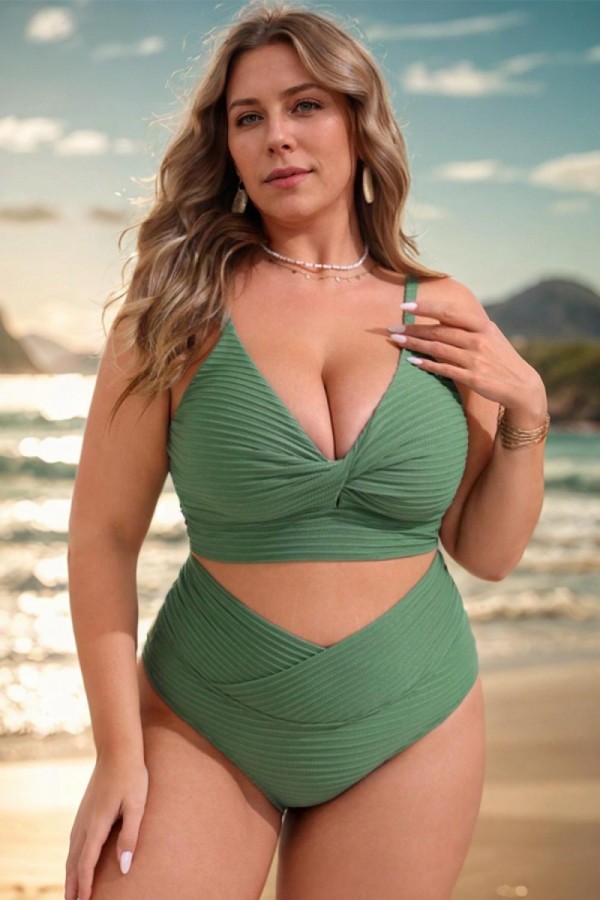 Top de bikini con tirantes finos y parte delantera torcida de talla grande