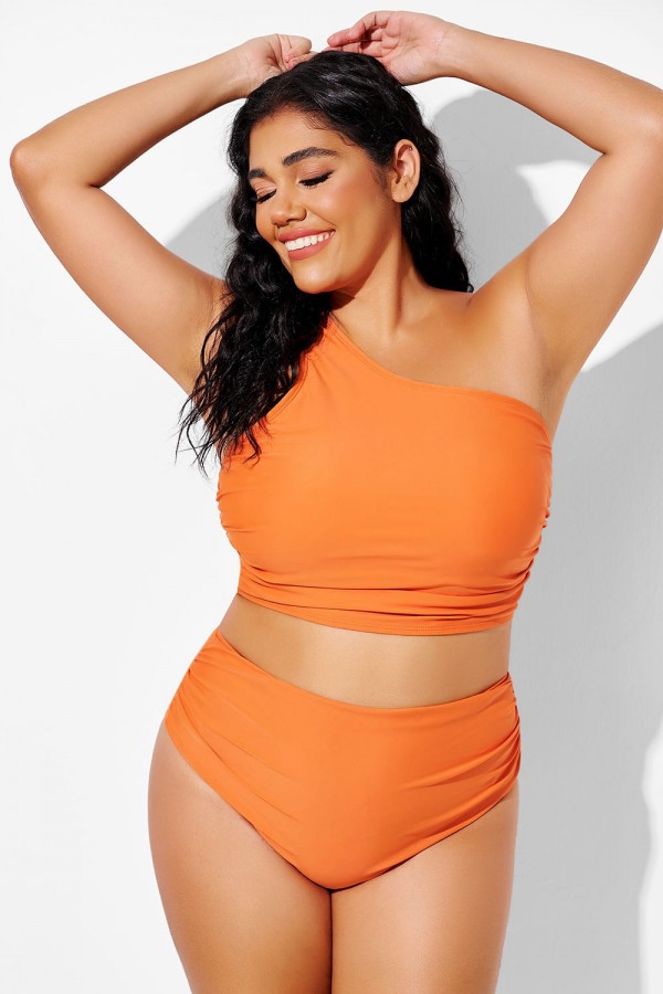 Top de bikini naranja fruncido con un solo tirante ancho.