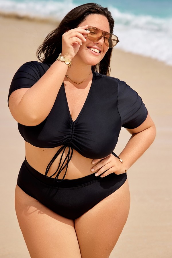 Top de bikini negro de manga corta con escote en V profundo y cordón ajustable.