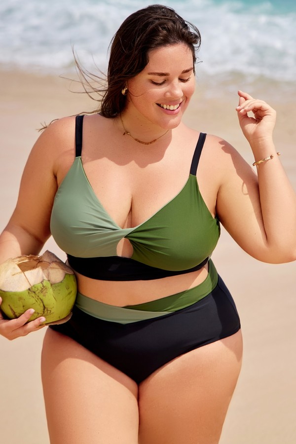 Top de bikini con tirantes ajustables, diseño retorcido y aberturas, estilo patchwork.