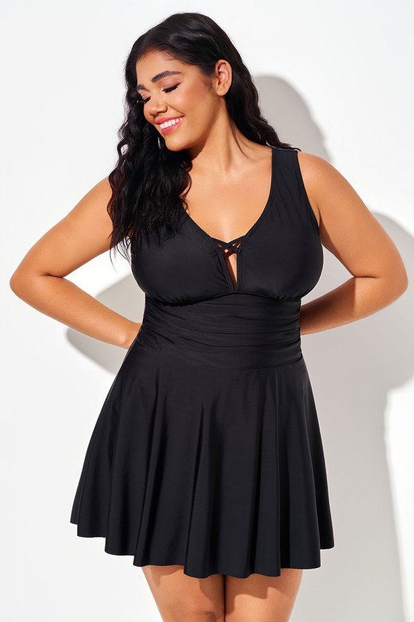 Vestido de baño negro con tirantes anchos y escote en V profundo