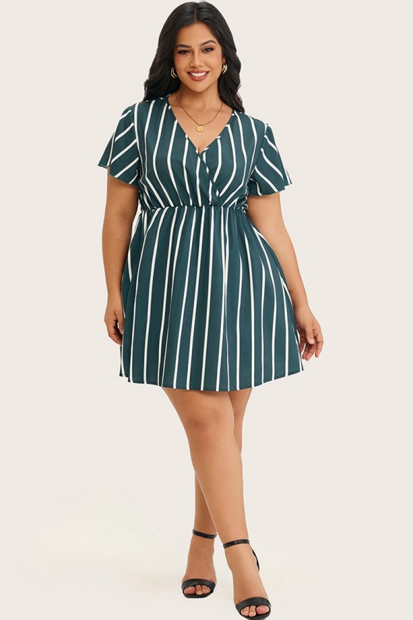 Vestido midi con sobrepelliz de rayas y cuello en V profundo en verde