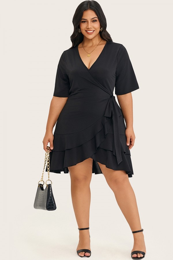 Vestido cruzado con cordones y volantes con cuello en V negro