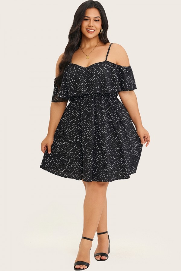 Vestido con ribete de volantes y hombros descubiertos de lunares