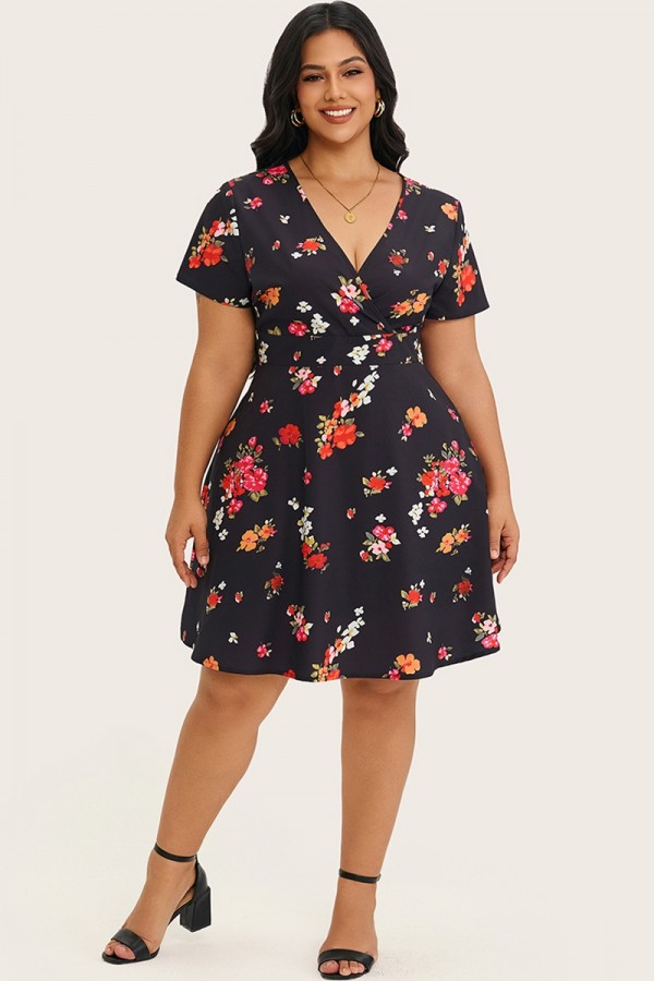 Vestido midi con estampado floral y corte en A de manga corta negro