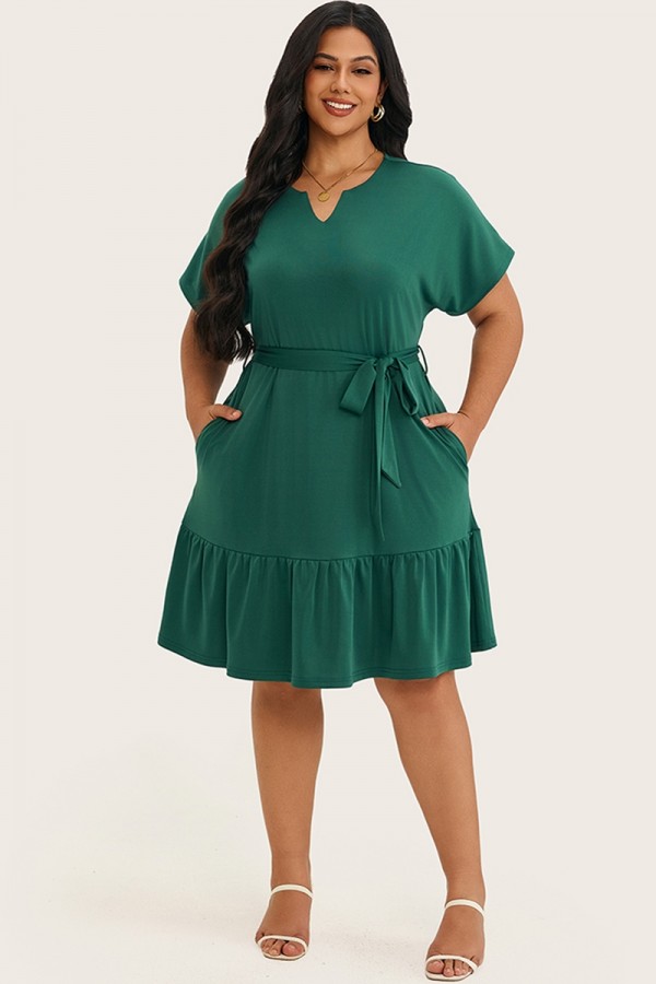 Vestido midi con cinturón y dobladillo con volantes y cuello con muesca