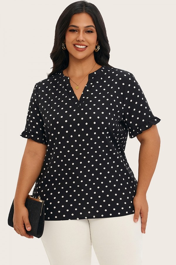Blusa con ribete de volantes y cuello en V de lunares
