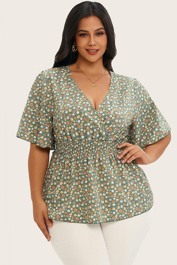 Camiseta con estampado floral y manga con volantes y cuello en V