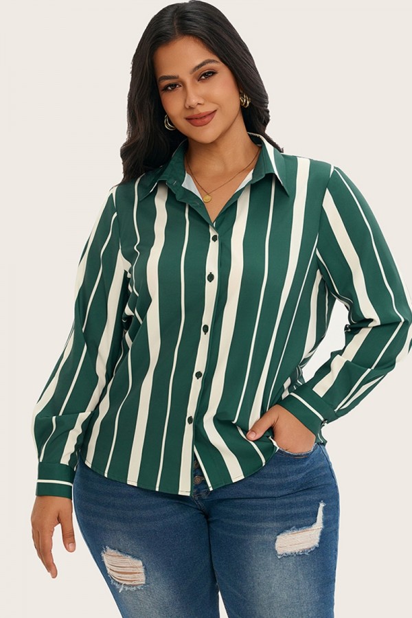 Camiseta verde con botones a rayas de talla grande