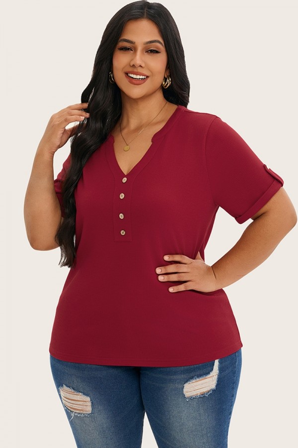 Camiseta de manga corta con botones y cuello en V burdeos