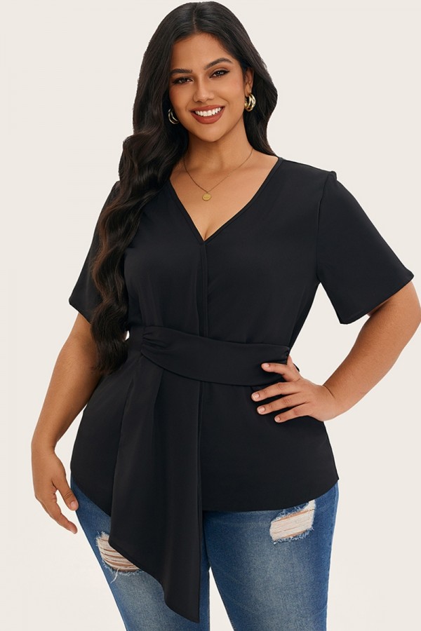 Camiseta negra lisa con dobladillo asimétrico y cuello en V
