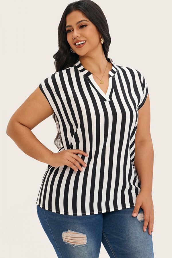 Blusa con manga de murciélago y cuello con muescas con estampado de rayas