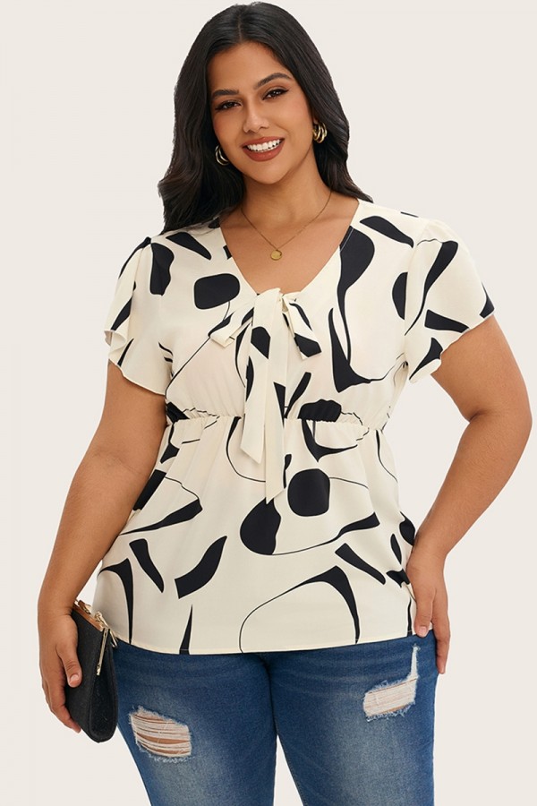Camiseta con volantes y estampado floral en blanco y negro