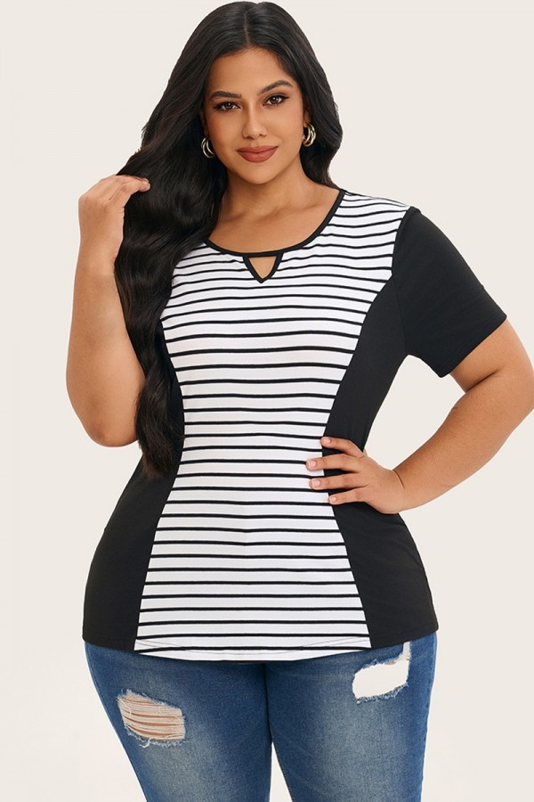 Camiseta a rayas con cuello de cerradura de talla grande