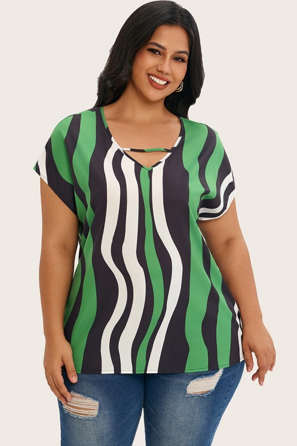 Camiseta informal con cuello en V y manga de murciélago a rayas verde