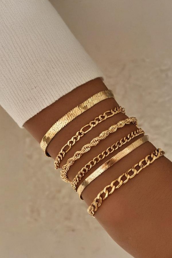 Conjunto de pulseras con cadena de oro, minimalista y versátil.