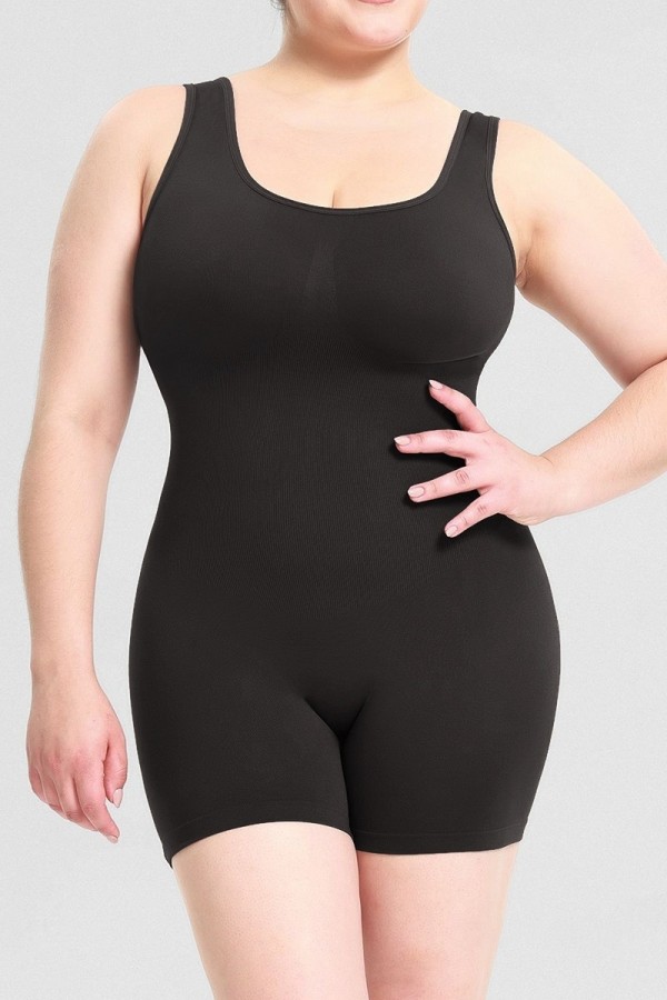 Body negro con tirantes anchos y escote redondo hasta la mitad del muslo
