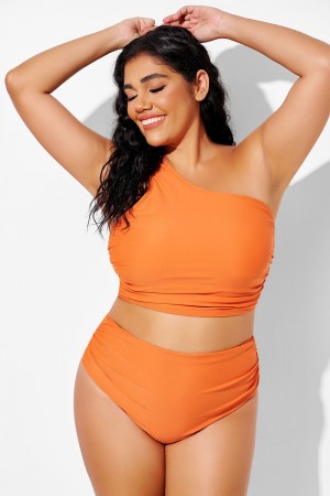 Top de bikini naranja fruncido con un solo tirante ancho.