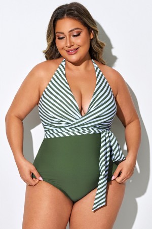 Traje de baño de una pieza con escote halter y efecto cruzado a rayas verdes