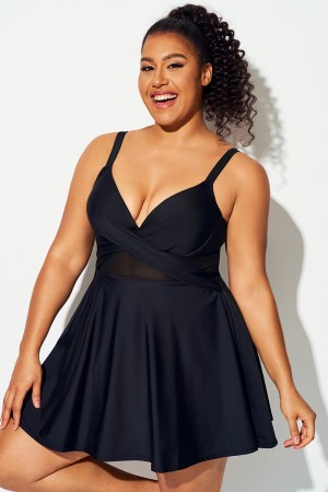 Traje de baño negro con escote pronunciado y aros de malla recortada