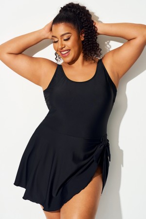 Traje de baño negro con control de abdomen y dobladillo irregular