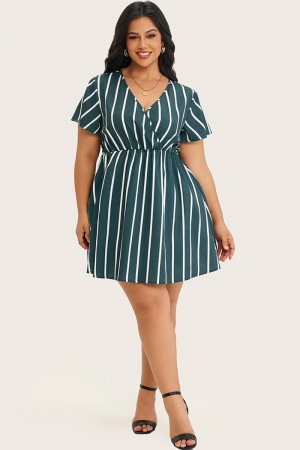 Vestido midi con sobrepelliz de rayas y cuello en V profundo en verde