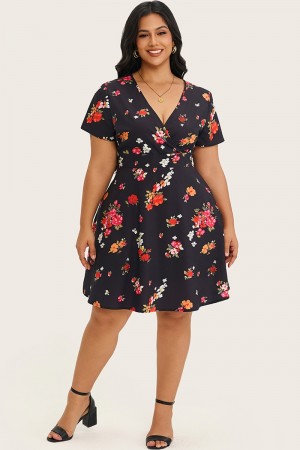 Vestido midi con estampado floral y corte en A de manga corta negro