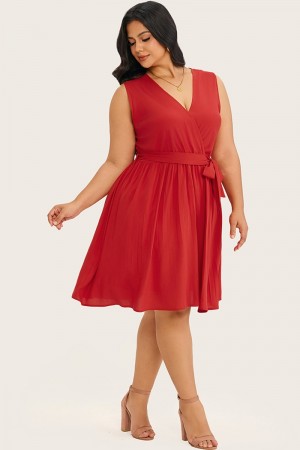 Vestido midi sin mangas plisado cruzado con cuello en V rojo