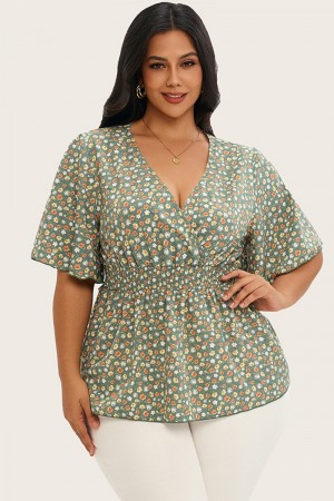 Camiseta con estampado floral y manga con volantes y cuello en V
