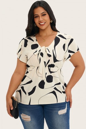 Camiseta con volantes y estampado floral en blanco y negro